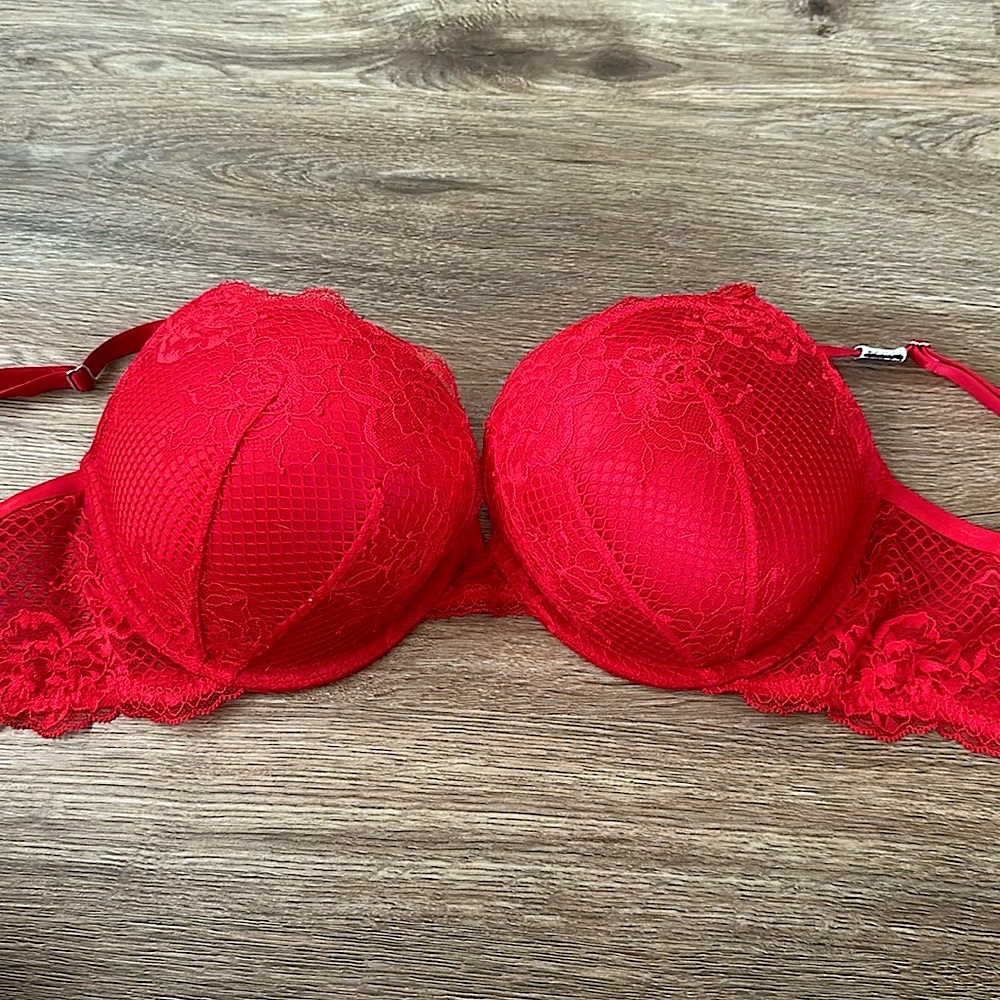 VICTORIA’S SECRET 🔥 Bombshell ❤️ Add 2 cup sizes Bra in Lace Red LIKE NEW